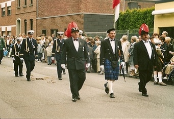 Galerie-Bezirke-2002-Schotte-Pickel[1]